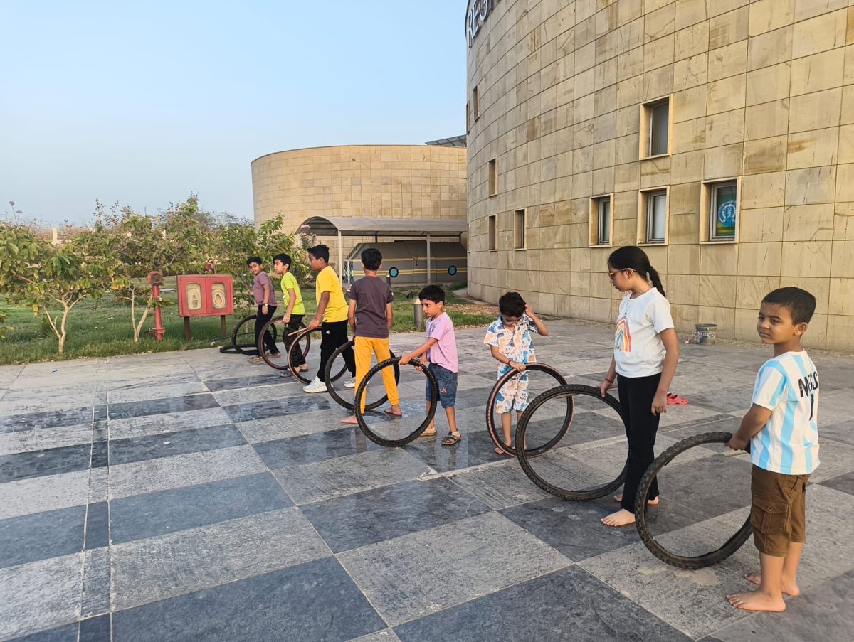 RscBhuj's tweet photo. @RSCBhuj celebrated #InternationalPicnicDay with fun-filled #indoor and #outdoor games. #Children and their #parents enjoyed playing Chess, Carrom, Tyre Race, Balloon Race and created cheerful memories. https://t.co/ELsua4FkTZ
