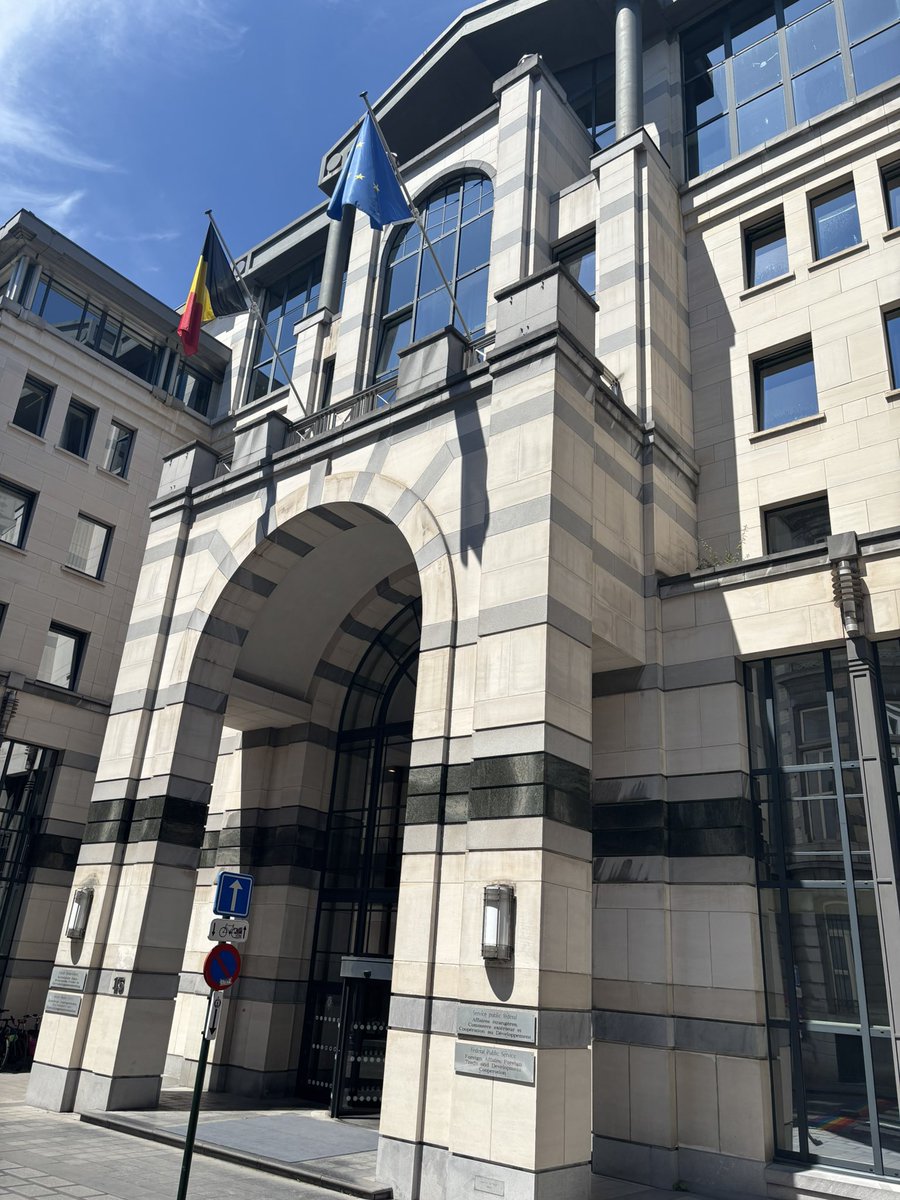 BorkoStef's tweet photo. Veoma koristan dan u Briselu.
Nakon učešća na Predsedništvu Partije evropskih socijalista i demokrata (PES) u ime naše Stranke slobode i pravde, imao sam sjajan sastanak sa belgijskim ministrom spoljnih poslova @prevotmaxime i sa predstavnicima Evropske komisije i Spoljnopolitičke službe EU.

Razgovarali smo o preprekama i lažima koje SNS režim koristi da trajno zaustavi evropski put Srbije i nastavi pljačku i destrukciju, kao i o načinima kako da Srbija stigne svoje komšije bez ove užasne vlasti.

S obzirom na to da za Klaster 3 i Srbiju u Evropi treba prestati sa naprednjačkom krađom izbora, korupcijom, falsifikovanjem teksta AV pravosudnih zakona i formiranje objektivnog i profesionalnog REM, deluje mi da će to ostati nedostižan cilj kao i sve ostalo na putu budućnosti Srbije, dok nazadno-radikalsku vlast ne pošaljemo u ružnu prošlost i pred sudove.

Naš glas se sve bolje čuje i tako branimo zemlju i građane od uzurpatora i kriminalaca.
#PravacEvropa
