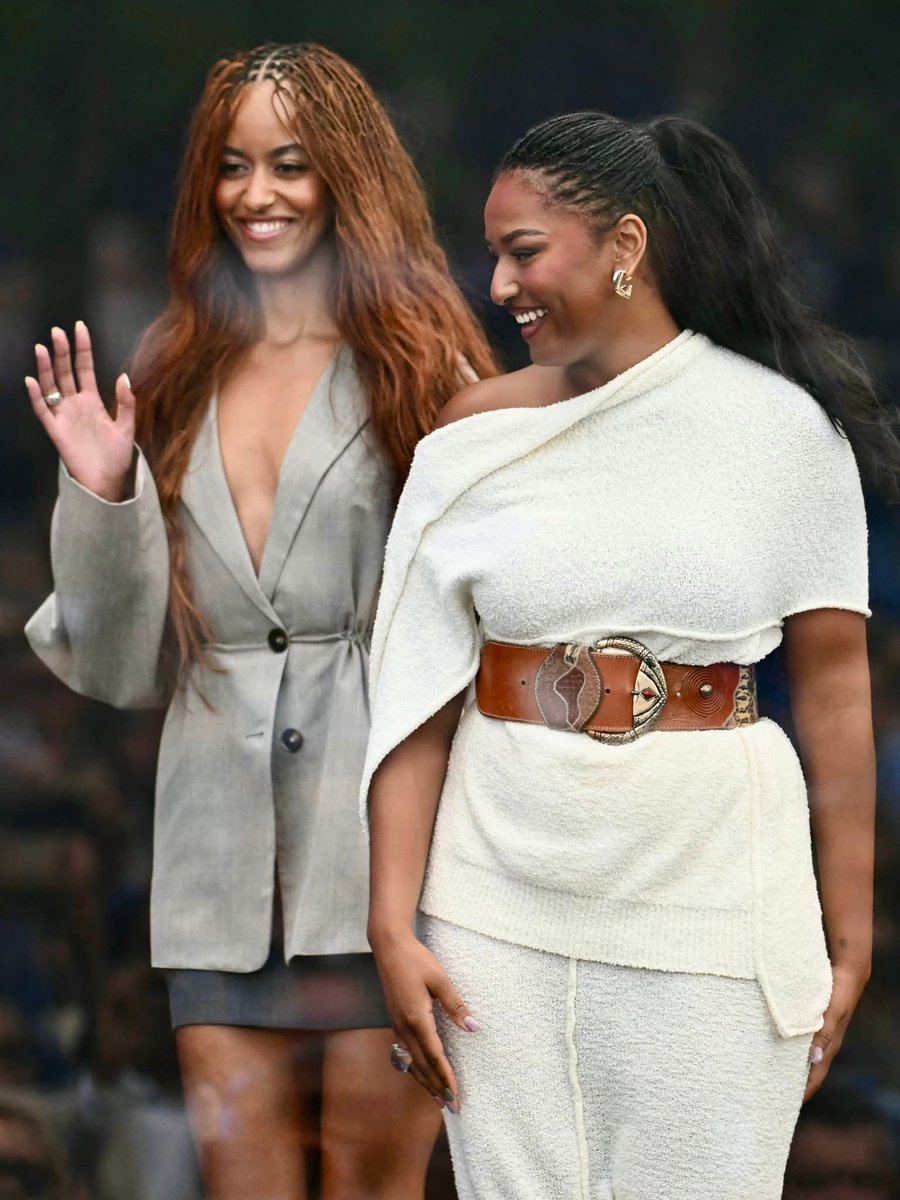 StelxyG's tweet photo. Malia and Sasha Obama showed up to support the opening of the Obama Presidential Center in Chicago 🤎
They are so beautiful😍😍 https://t.co/33lF3Iw1sa