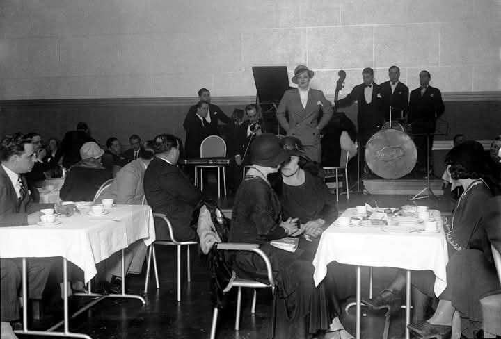 cultura_tango's tweet photo. Vestida de varón y acompañada por orquesta (y extras que simular ser parroquianos sentados a las mesas) vemos a Azucena Maizani en 1933 momentos antes de cantar “Milonga del 900” en la cinta “Tango”. https://t.co/Q3ips352TB