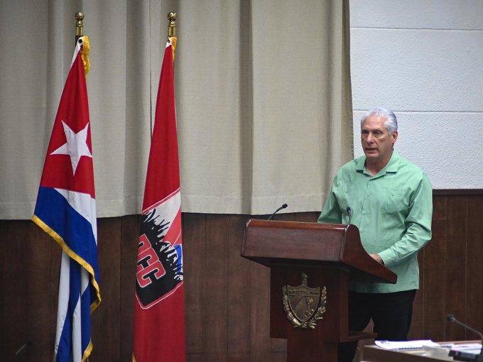 CarlitosMTgtmo's tweet photo. Presidente @DiazCanelB: 
"#Cuba resiste heroica y creativamente, pero sufre hace demasiado tiempo un castigo bárbaro, inmerecido, insoportable, al que ahora se añade la amenaza de agresión militar como nueva arma contra la resistencia colectiva...." Pero  #CubaEstáFirme https://t.co/RE1k9fUgxu