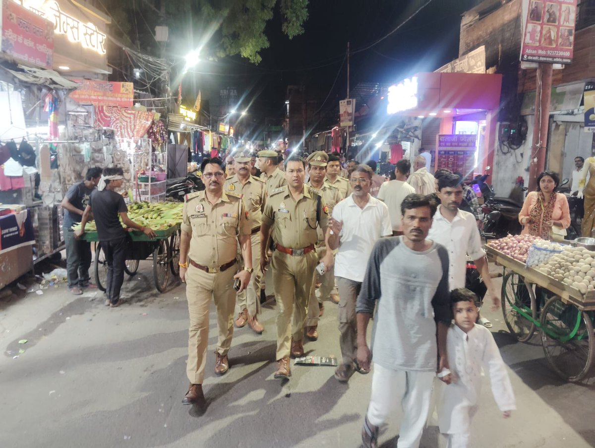 dcp_north's tweet photo. @dcp_north 👮🏻‍♂️🚔के निर्देशन में #acp_aliganj मय पुलिस टीम द्वारा आगामी त्यौहार मोहर्रम/कावड़ यात्रा के दृष्टिगत थाना अलीगंज क्षेत्रांतर्गत भीड़भाड़ वाले स्थानों ,बाजार/कस्बा में  पैदल गस्त करके आम जनमानस को  कराया सुरक्षा का एहसास - 
@Uppolice @lkopolice @LoJcp https://t.co/6tWzaMeCmJ