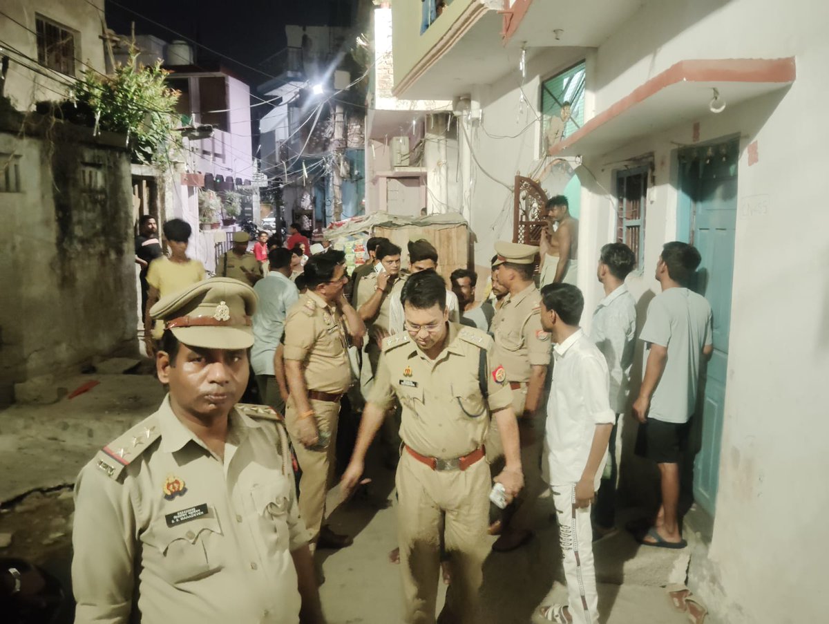 dcp_north's tweet photo. @dcp_north 👮🏻‍♂️🚔के निर्देशन में #acp_aliganj मय पुलिस टीम द्वारा आगामी त्यौहार मोहर्रम/कावड़ यात्रा के दृष्टिगत थाना अलीगंज क्षेत्रांतर्गत भीड़भाड़ वाले स्थानों ,बाजार/कस्बा में  पैदल गस्त करके आम जनमानस को  कराया सुरक्षा का एहसास - 
@Uppolice @lkopolice @LoJcp https://t.co/6tWzaMeCmJ