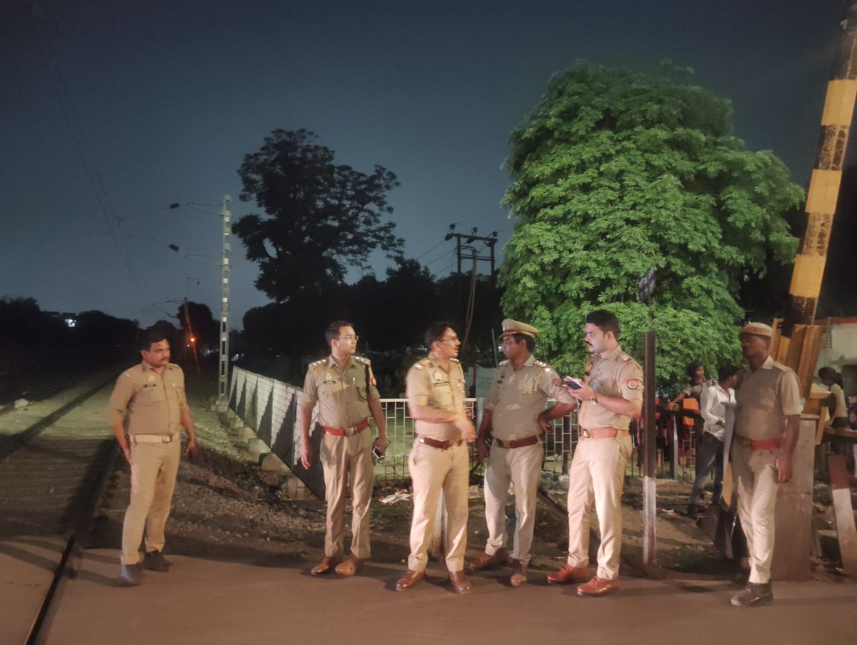 dcp_north's tweet photo. @dcp_north 👮🏻‍♂️🚔के निर्देशन में #acp_aliganj मय पुलिस टीम द्वारा आगामी त्यौहार मोहर्रम/कावड़ यात्रा के दृष्टिगत थाना अलीगंज क्षेत्रांतर्गत भीड़भाड़ वाले स्थानों ,बाजार/कस्बा में  पैदल गस्त करके आम जनमानस को  कराया सुरक्षा का एहसास - 
@Uppolice @lkopolice @LoJcp https://t.co/6tWzaMeCmJ