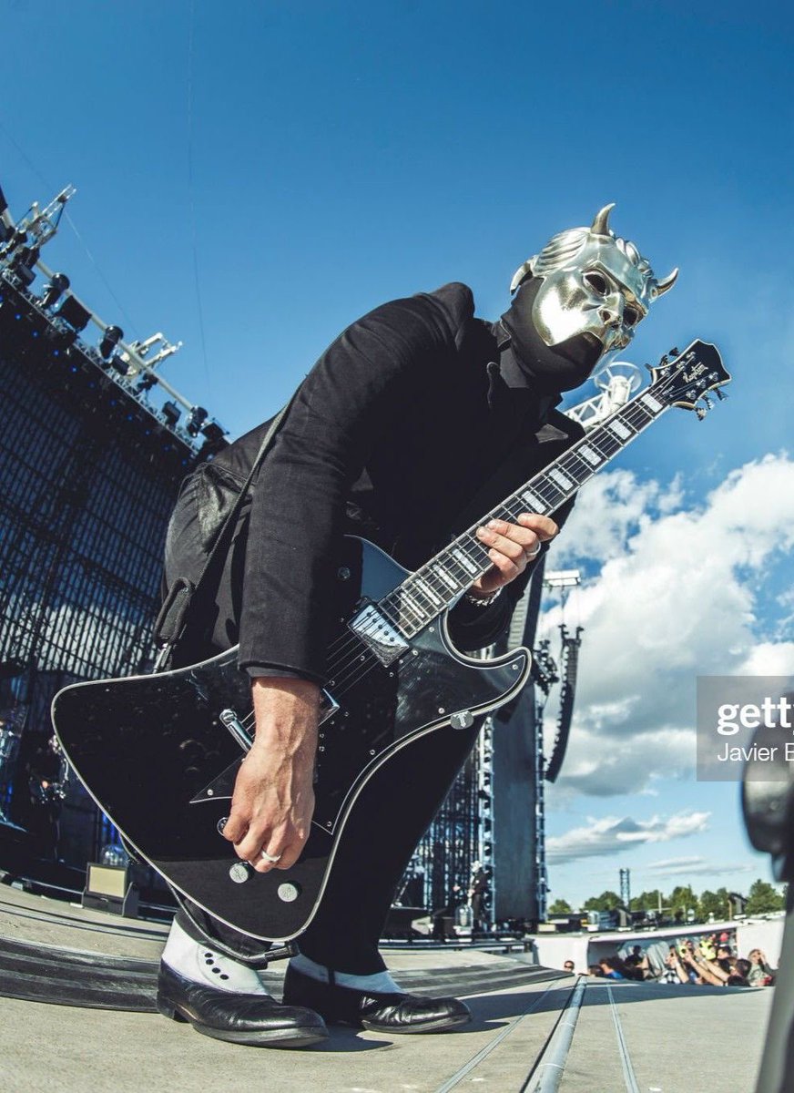 meliwhora's tweet photo. thinkin about his yucky guitar and nothing else https://t.co/In3IvDYi0p