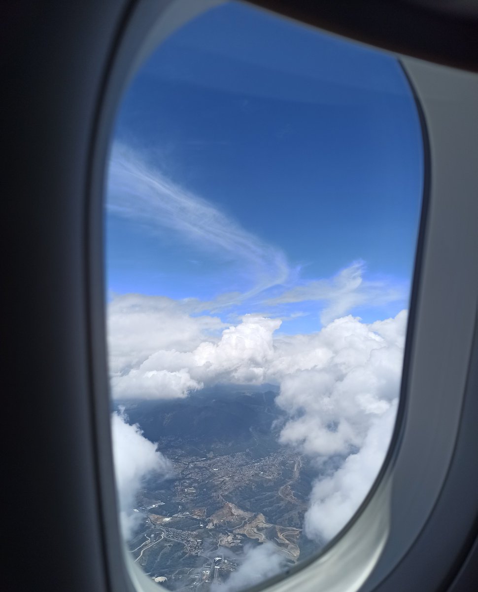 Habladuria's tweet photo. Y entre un mar de nubes... https://t.co/N8UZT74e0L