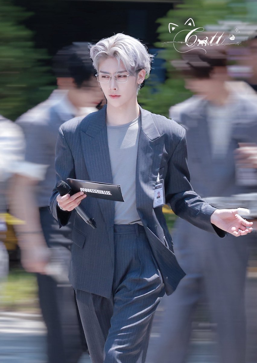 mycatrik's tweet photo. miranda priestly if she was gay and chinese https://t.co/wg4OhaEZNV