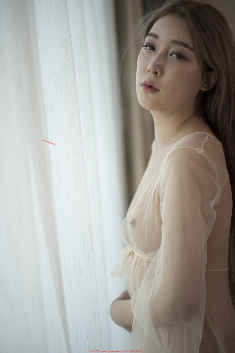 cuckold779945's tweet photo. 老婆走光给维修工看的经历更加刺激了我的绿帽癖也让老婆变得更骚了，刚高考完的表弟来我家，媳妇直接真空穿着透视睡衣，毫不避讳表弟，媳妇黑色的乳头在表弟面前一览无遗，奶头时不时也从宽松的衣服中跳出，既让表弟天天裤裆��胀也让我鸡巴梆硬，看得我都有种晚上把老婆送表弟房间的冲动 https://t.co/cai7R8NaCL