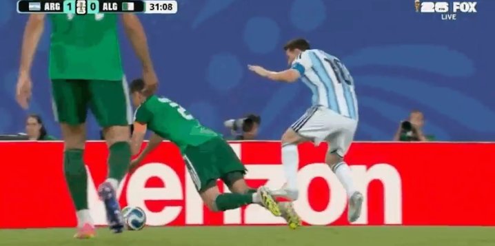 rabahgainer's tweet photo. #كأس_العالم2026 
الخطأ الاكبر هو من عند المدافع عيسى ماندي 
👈👈👈خواف جبان 👉👉👉 
👈👈👈الشعور بالدونية 👉👉👉
كان بامكانه الركون في الارض ويتالم ويحتج بكل قوة و يفرض على الحكم مراجعة الفار وتكون الحجة عليهم وعلى الاعب المعتدي 
كارت لحمر لا نقاش 🟥 https://t.co/0N7JYfgijS