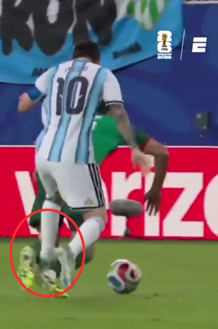 rabahgainer's tweet photo. #كأس_العالم2026 
الخطأ الاكبر هو من عند المدافع عيسى ماندي 
👈👈👈خواف جبان 👉👉👉 
👈👈👈الشعور بالدونية 👉👉👉
كان بامكانه الركون في الارض ويتالم ويحتج بكل قوة و يفرض على الحكم مراجعة الفار وتكون الحجة عليهم وعلى الاعب المعتدي 
كارت لحمر لا نقاش 🟥 https://t.co/0N7JYfgijS