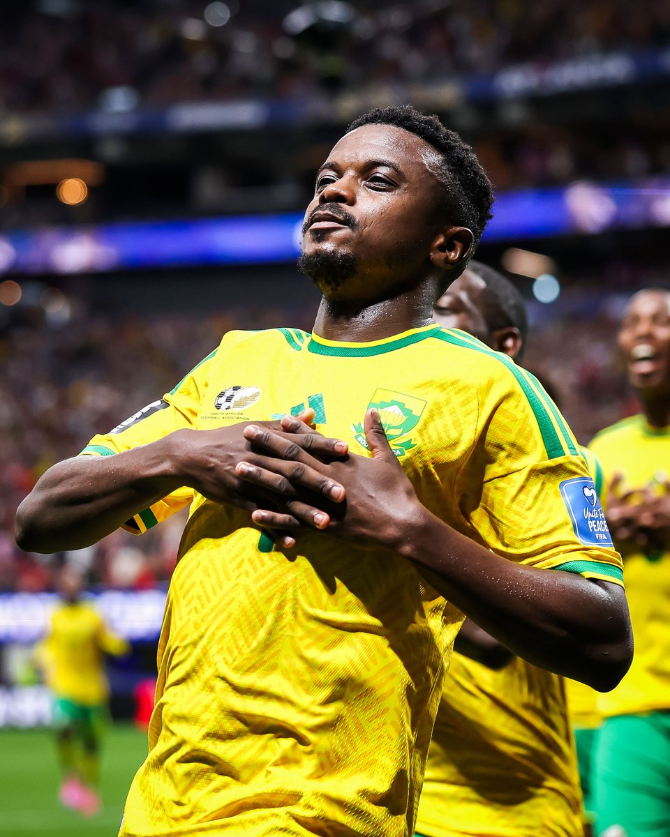 brfootball's tweet photo. Tehobo Mokoena scores South Africa's first World Cup goal in 16 years to bring them level at 1-1 vs. Czechia. 

Then he hit the Ronaldo celebration 😮‍💨 https://t.co/iypbRiR5HV