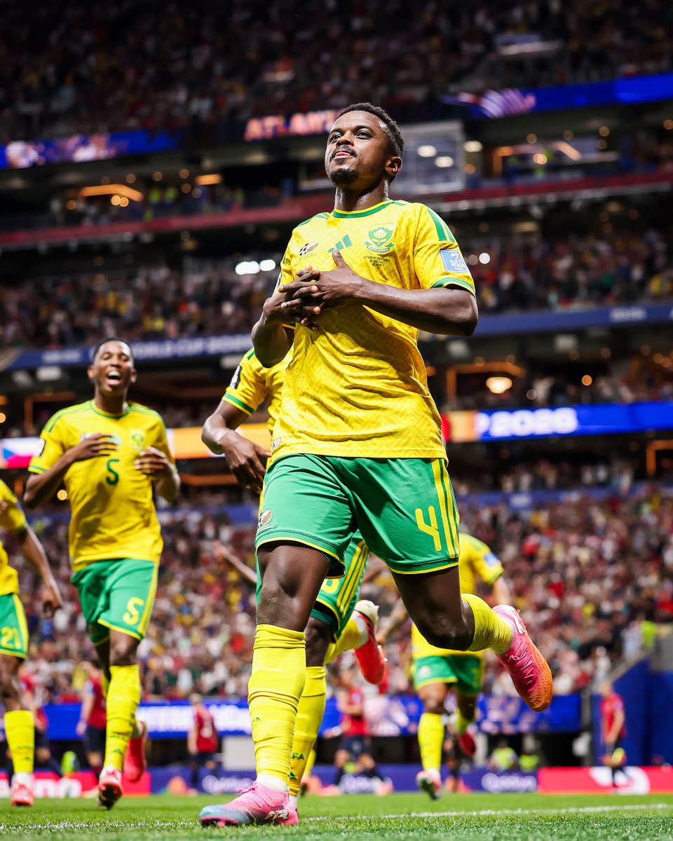 brfootball's tweet photo. Tehobo Mokoena scores South Africa's first World Cup goal in 16 years to bring them level at 1-1 vs. Czechia. 

Then he hit the Ronaldo celebration 😮‍💨 https://t.co/iypbRiR5HV
