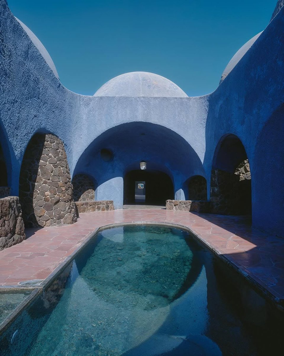 archivebycosmos's tweet photo. An Yves Klein blue home. https://t.co/6Ne0BFSOTh