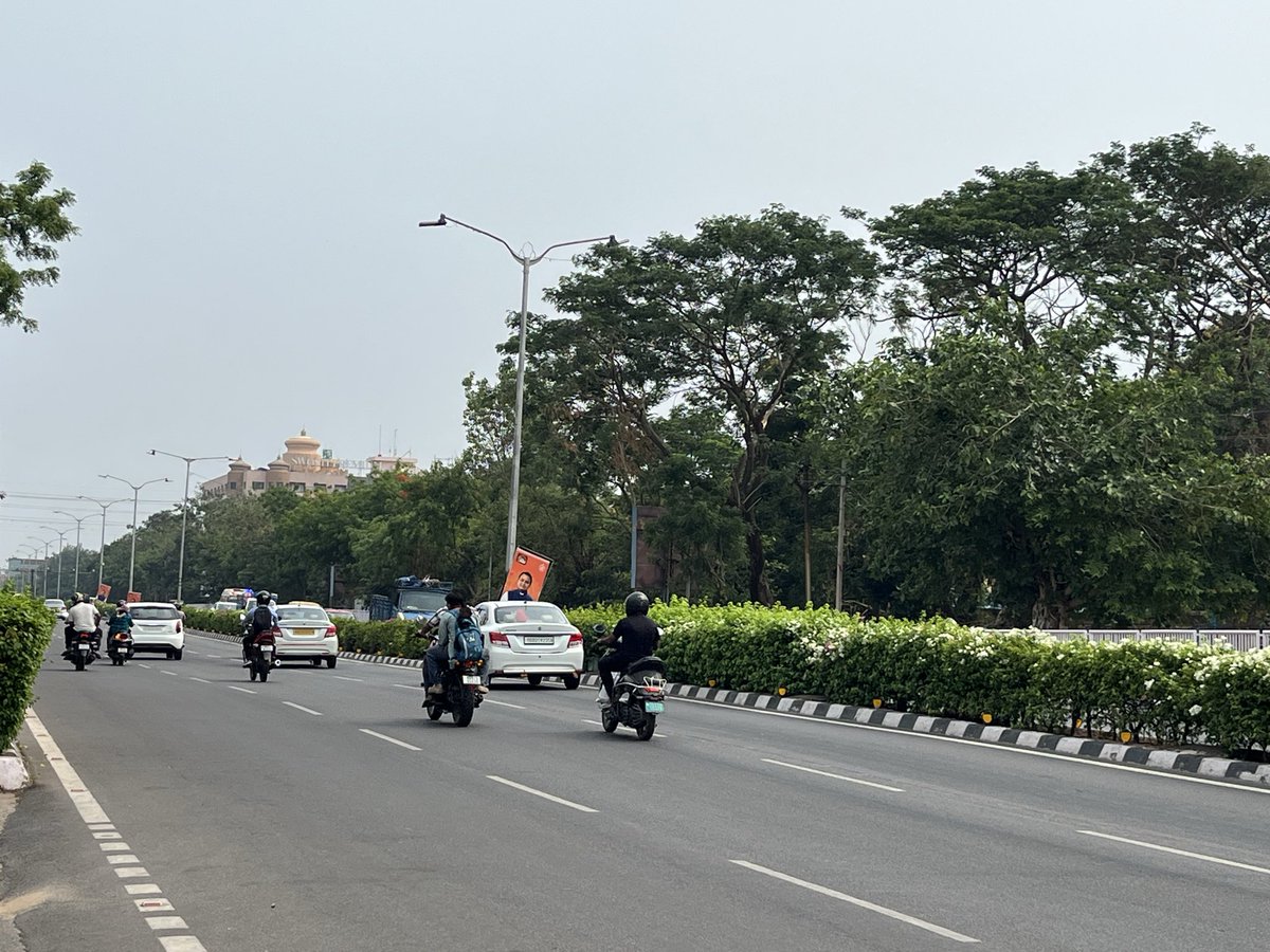 Dhananjayvrt6's tweet photo. Urgent attention needed on the Nalco Square–Jaydev Vihar road, Bhubaneswar. Several CM Mr. Mohan Ch Majhi posters have tilted due to strong winds. Their steel frames may fall during thunderstorms &amp; cause an accident. Kindly take immediate action
@CMO_Odisha @bmcbbsr @MohanMOdisha https://t.co/AqalpcQdxJ