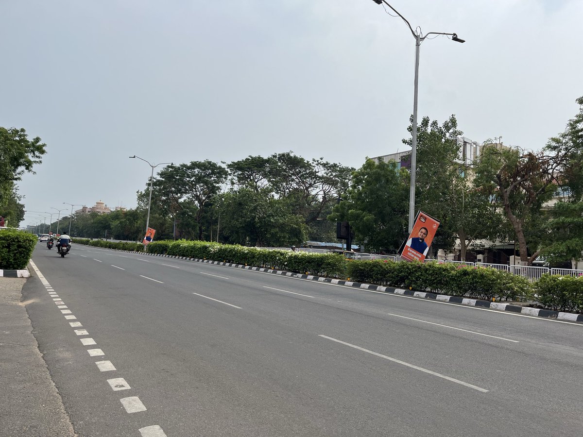 Dhananjayvrt6's tweet photo. Urgent attention needed on the Nalco Square–Jaydev Vihar road, Bhubaneswar. Several CM Mr. Mohan Ch Majhi posters have tilted due to strong winds. Their steel frames may fall during thunderstorms &amp; cause an accident. Kindly take immediate action
@CMO_Odisha @bmcbbsr @MohanMOdisha https://t.co/AqalpcQdxJ