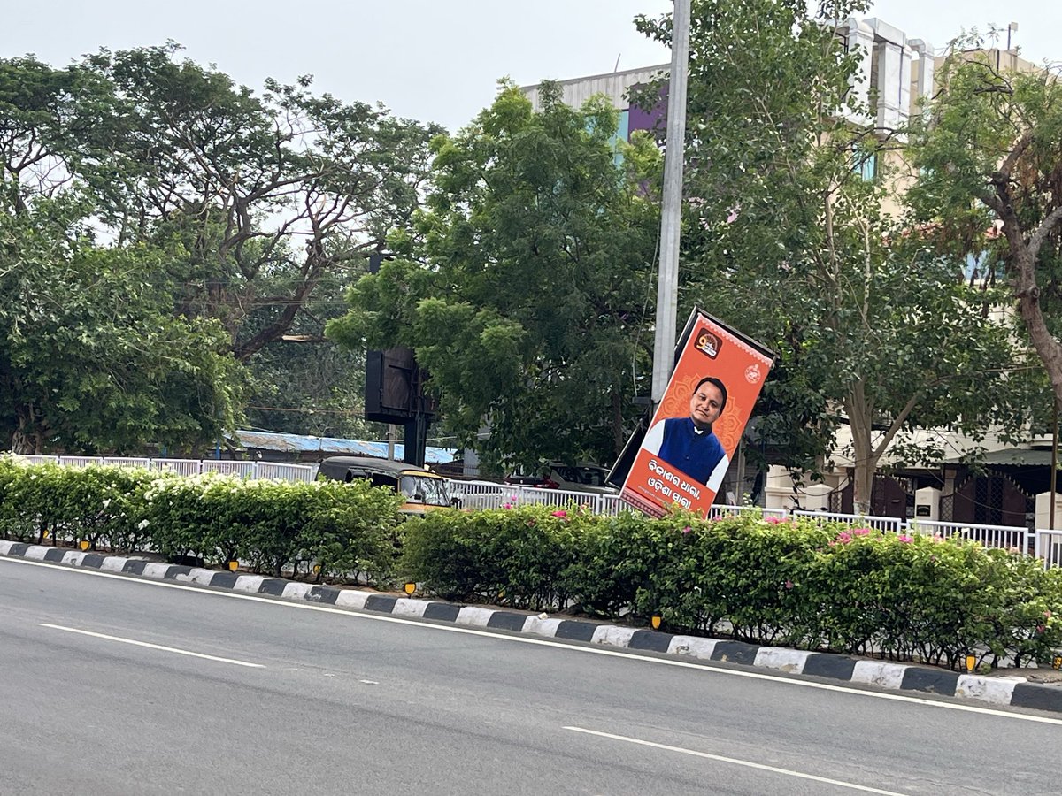 Dhananjayvrt6's tweet photo. Urgent attention needed on the Nalco Square–Jaydev Vihar road, Bhubaneswar. Several CM Mr. Mohan Ch Majhi posters have tilted due to strong winds. Their steel frames may fall during thunderstorms &amp; cause an accident. Kindly take immediate action
@CMO_Odisha @bmcbbsr @MohanMOdisha https://t.co/AqalpcQdxJ