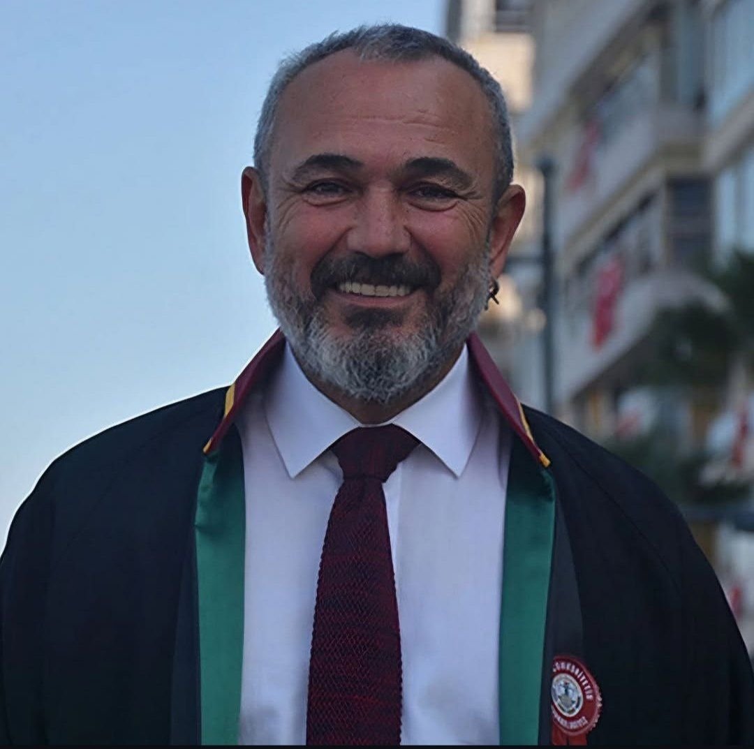 espizmir1's tweet photo. Önceki dönem İzmir Barosu Başkanı Av. Özkan Yücel'in hayatını kaybettiğini büyük bir üzüntüyle öğrendik.

Özkan Yücel'i; her zaman ezilenlerin, emekçilerin, gençlerin ve devrimcilerin yanında duran, halkın adalet mücadelesini savunan bir hukukçu olarak hatırlayacağız.

Ailesine, yakınlarına ve mücadele arkadaşlarına başsağlığı diliyoruz.
