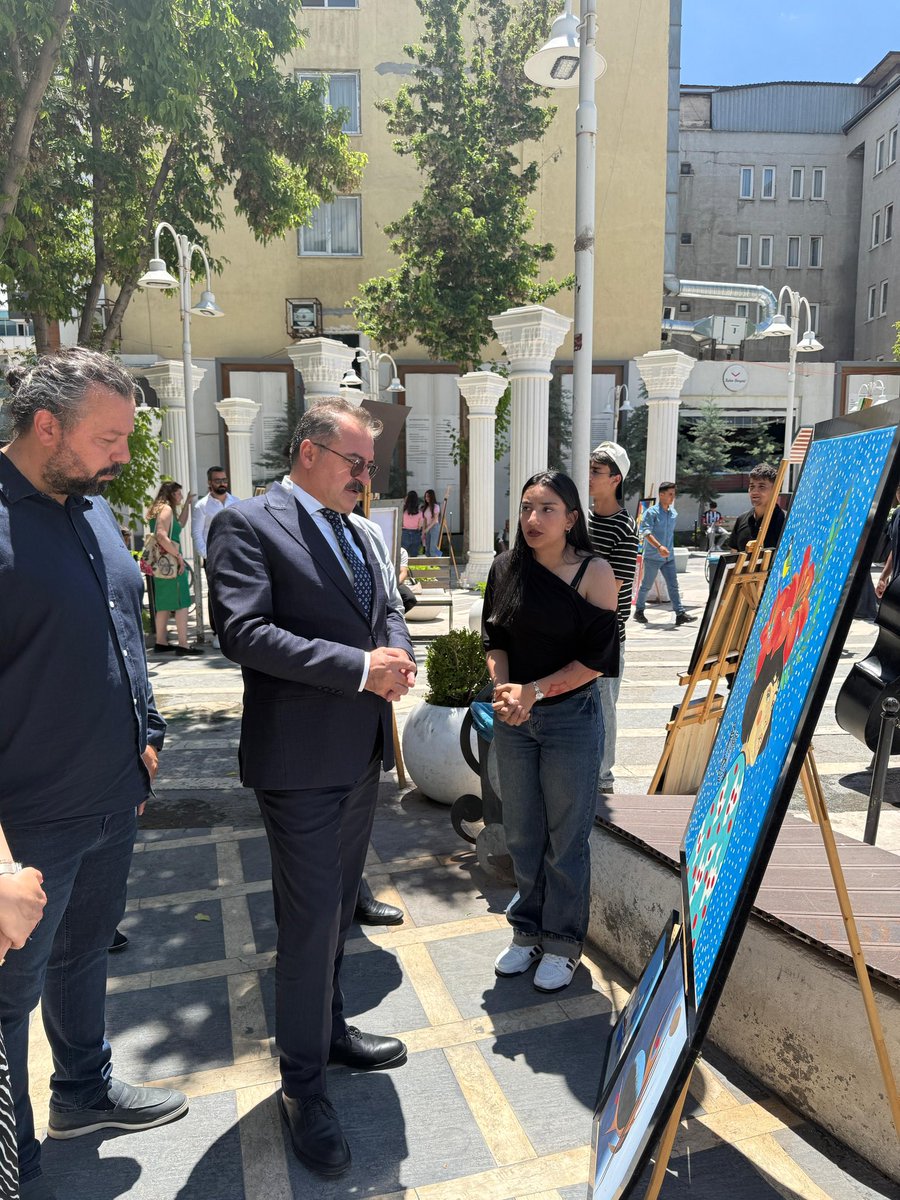 tusbamem's tweet photo. #TurgutÖzalAnadoluLisesi öğrencilerimizin yıl boyunca hazırladığı eserlerden oluşan Resim Sergisi, İpekyolu Atatürk Sanat Galerisi’nde gerçekleştirildi. 

@tcmeb @tcvanvaliligi @valiozanbalci75 @KaymakamlTusba 
@musagoktas_
@vanilmem 
@bycandiroglu
@MuhlisCeylani https://t.co/KHCYKQv4Ws