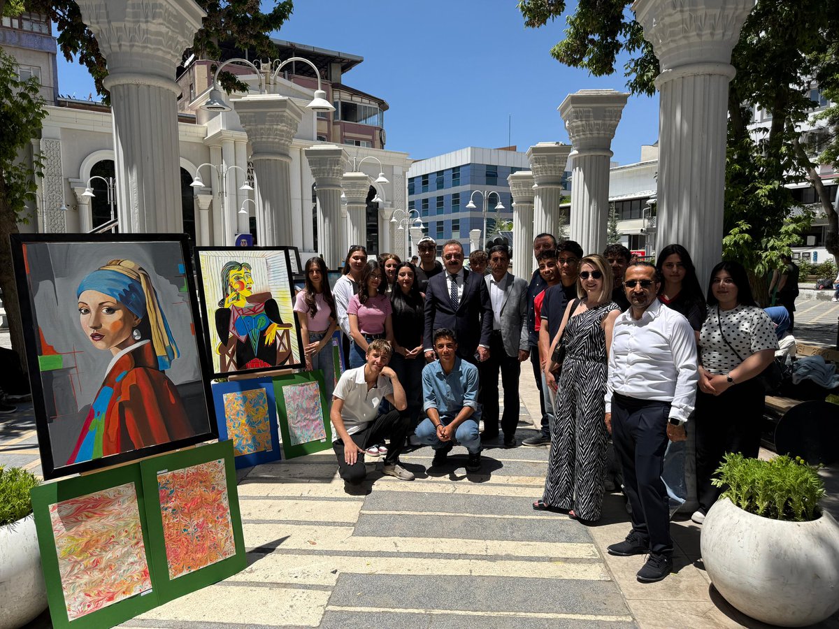 tusbamem's tweet photo. #TurgutÖzalAnadoluLisesi öğrencilerimizin yıl boyunca hazırladığı eserlerden oluşan Resim Sergisi, İpekyolu Atatürk Sanat Galerisi’nde gerçekleştirildi. 

@tcmeb @tcvanvaliligi @valiozanbalci75 @KaymakamlTusba 
@musagoktas_
@vanilmem 
@bycandiroglu
@MuhlisCeylani https://t.co/KHCYKQv4Ws