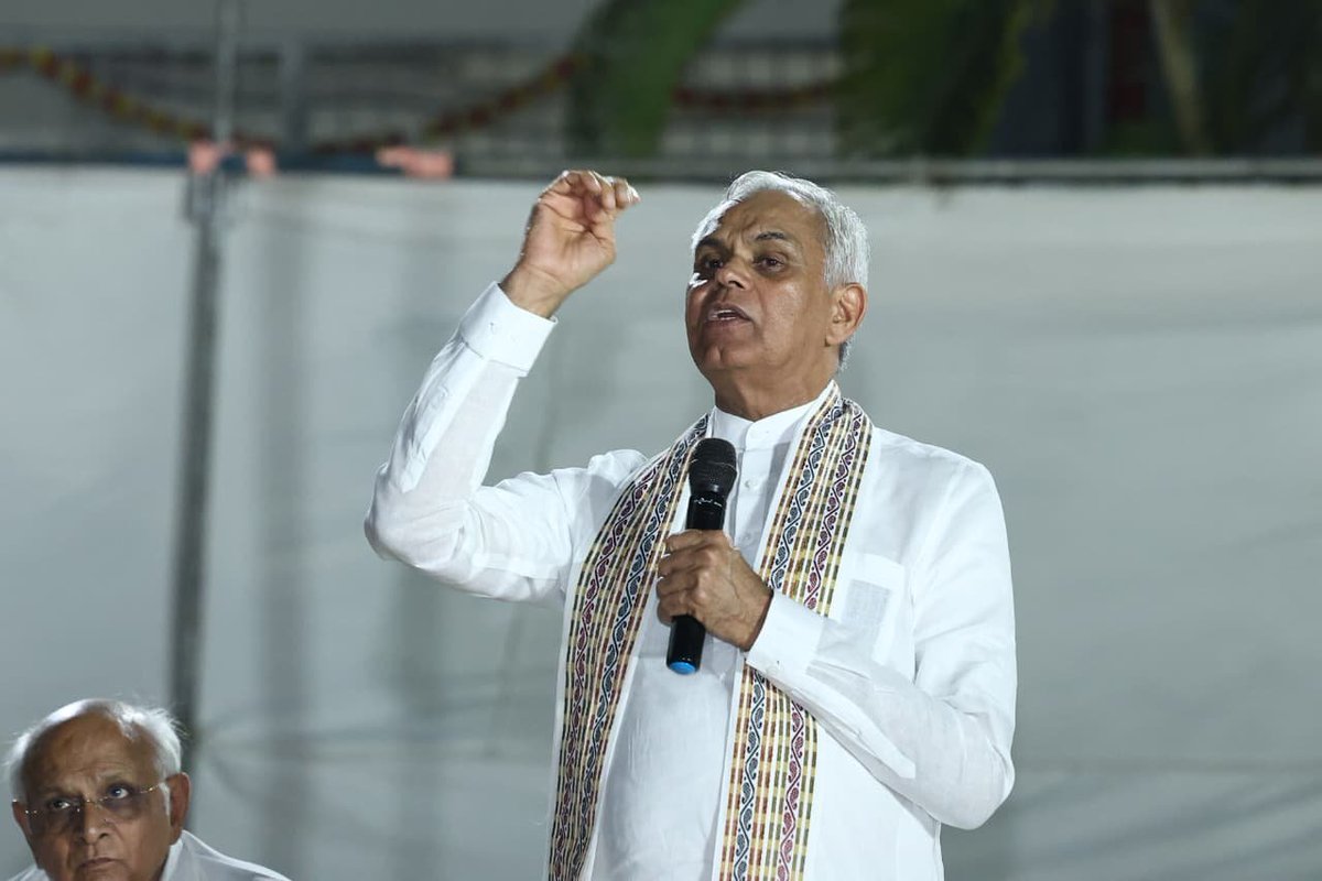 Bhupendrapbjp's tweet photo. નવસારી જિલ્લાના ખેરગામ તાલુકાના પાણીખડક ગામે માનનીય રાજ્યપાલ શ્રી આચાર્ય દેવવ્રતજીની સહ ઉપસ્થિતિમાં આયોજિત રાત્રિસભા કાર્યક્રમમાં ગ્રામજનો સાથે ગામના વિકાસ સંબંધિત વિવિધ સંવાદ કર્યો.

ગામમાં મળી રહેલ સવલતો અંગે ગ્રામજનોના પ્રતિભાવો જાણ્યા તેમજ સ્થાનિક રજૂઆતોના ઝડપી ત્વરિત નિવારણ માટે સંબંધિત અધિકારીઓને જરૂરી દિશાનિર્દેશો આપ્યા.

માનનીય વડાપ્રધાન શ્રી નરેન્દ્રભાઈ મોદીના સુશાસનમાં ગામડાંઓમાં છેવાડાના માનવી સુધી તમામ સુખ-સુવિધાઓ અને માળખાકીય સવલતો પહોંચાડવા માટે સરકાર કાર્યરત છે. 

આ પ્રસંગે સૌ ગ્રામજનોને દીકરા-દીકરીઓને ઉચ્ચ શિક્ષણ આપીને ઉજ્જવળ ભવિષ્યનું નિર્માણ કરવા તેમજ ધરતી માતા અને આપણા સ્વાસ્થ્ય માટે પ્રાકૃતિક ખેતી અપનાવવા અનુરોધ કર્યો.