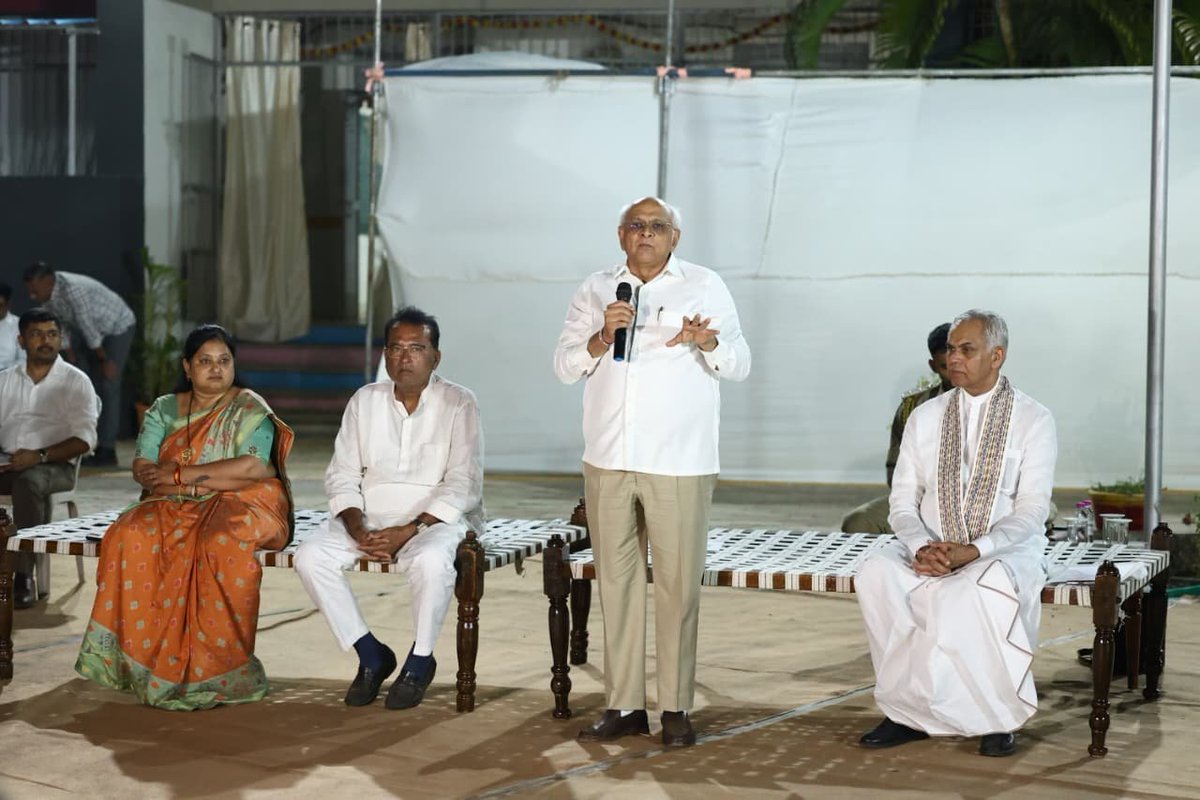 Bhupendrapbjp's tweet photo. નવસારી જિલ્લાના ખેરગામ તાલુકાના પાણીખડક ગામે માનનીય રાજ્યપાલ શ્રી આચાર્ય દેવવ્રતજીની સહ ઉપસ્થિતિમાં આયોજિત રાત્રિસભા કાર્યક્રમમાં ગ્રામજનો સાથે ગામના વિકાસ સંબંધિત વિવિધ સંવાદ કર્યો.

ગામમાં મળી રહેલ સવલતો અંગે ગ્રામજનોના પ્રતિભાવો જાણ્યા તેમજ સ્થાનિક રજૂઆતોના ઝડપી ત્વરિત નિવારણ માટે સંબંધિત અધિકારીઓને જરૂરી દિશાનિર્દેશો આપ્યા.

માનનીય વડાપ્રધાન શ્રી નરેન્દ્રભાઈ મોદીના સુશાસનમાં ગામડાંઓમાં છેવાડાના માનવી સુધી તમામ સુખ-સુવિધાઓ અને માળખાકીય સવલતો પહોંચાડવા માટે સરકાર કાર્યરત છે. 

આ પ્રસંગે સૌ ગ્રામજનોને દીકરા-દીકરીઓને ઉચ્ચ શિક્ષણ આપીને ઉજ્જવળ ભવિષ્યનું નિર્માણ કરવા તેમજ ધરતી માતા અને આપણા સ્વાસ્થ્ય માટે પ્રાકૃતિક ખેતી અપનાવવા અનુરોધ કર્યો.