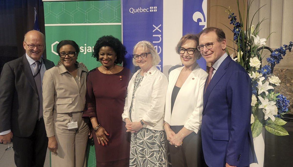 SenatorHousakos's tweet photo. Superbe soirée hier avec des collègues à Ottawa pour célébrer la culture, la langue, l'histoire et la force qui font la fierté du Québec. #FêteNationale https://t.co/oDbFQJKzvT