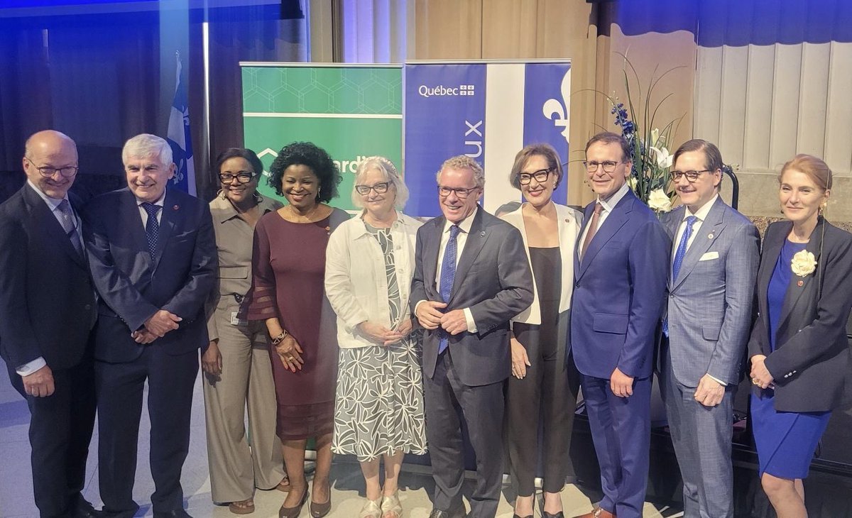 SenatorHousakos's tweet photo. Superbe soirée hier avec des collègues à Ottawa pour célébrer la culture, la langue, l'histoire et la force qui font la fierté du Québec. #FêteNationale https://t.co/oDbFQJKzvT