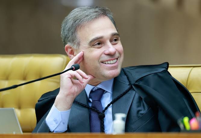 carmelonetobr's tweet photo. André Mendonça determinou que a operação contra o Banco Master fosse realizada sob sigilo máximo. Nem o diretor-geral da PF, Andrei Rodrigues, teria sido informado previamente sobre a ação. O detalhe que incendiou os bastidores: Andrei esteve com Lula poucas horas antes e, ainda assim, foi pego de surpresa.

Em uma Brasília acostumada a vazamentos seletivos e informações circulando antes mesmo das operações acontecerem, o sigilo imposto por Mendonça caiu como uma bomba. Resultado: correria nos bastidores e muita gente sem entender o que estava acontecendo.
Mais um golaço de André Mendonça.