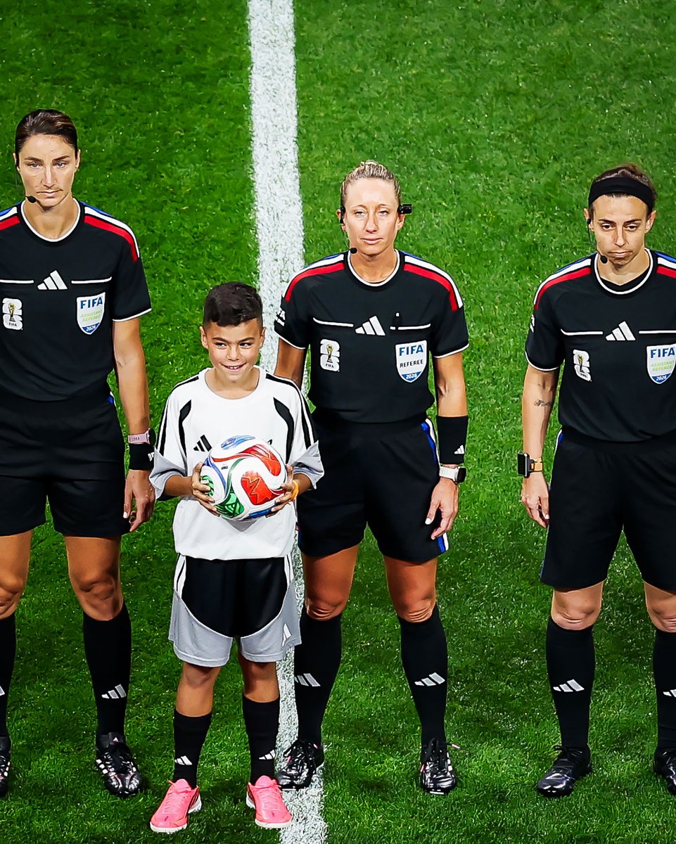 MrAsubio's tweet photo. 👍BUEN arbitraje del trío estadounidense femenino en el #Chequia #Sudáfrica.

✅Buen criterio de Tori Penso. También cazó en vivo un penal por mano de los checos sin necesidad de Var. https://t.co/tGwMSkzqaw