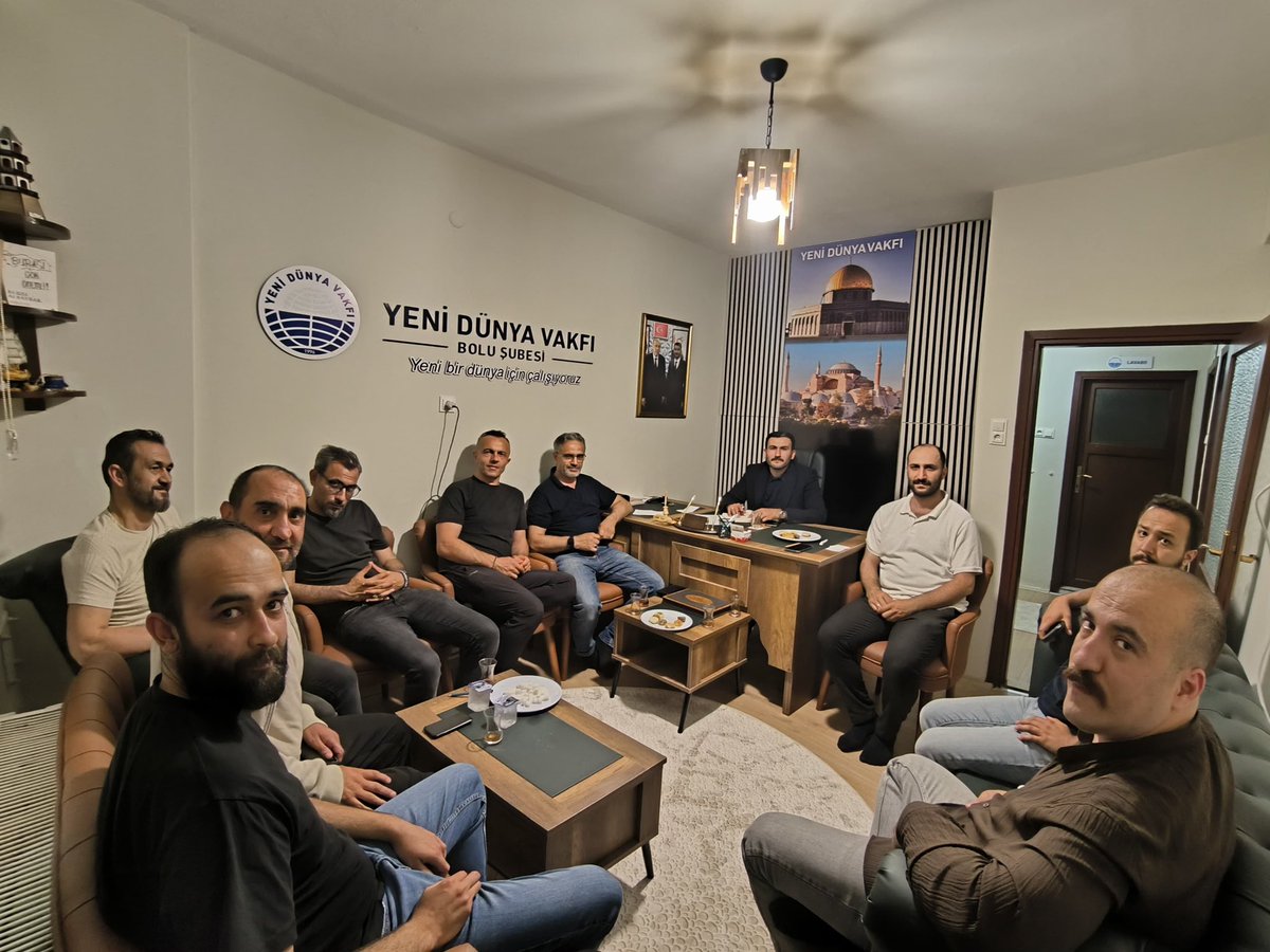 ydvbolu's tweet photo. Haftalık olağan toplantımızı hazırlıklarını tamamladığımız vakıf binamızda gerçekleştirdik. Kuruluşundan bugüne emek verdiğimiz bu çatı altında şehrimiz için yeni projeleri istişare etmek büyük bir gurur. Daha nice hayırlı hizmetlere vesile olması ümidiyle... https://t.co/2patduqbw2