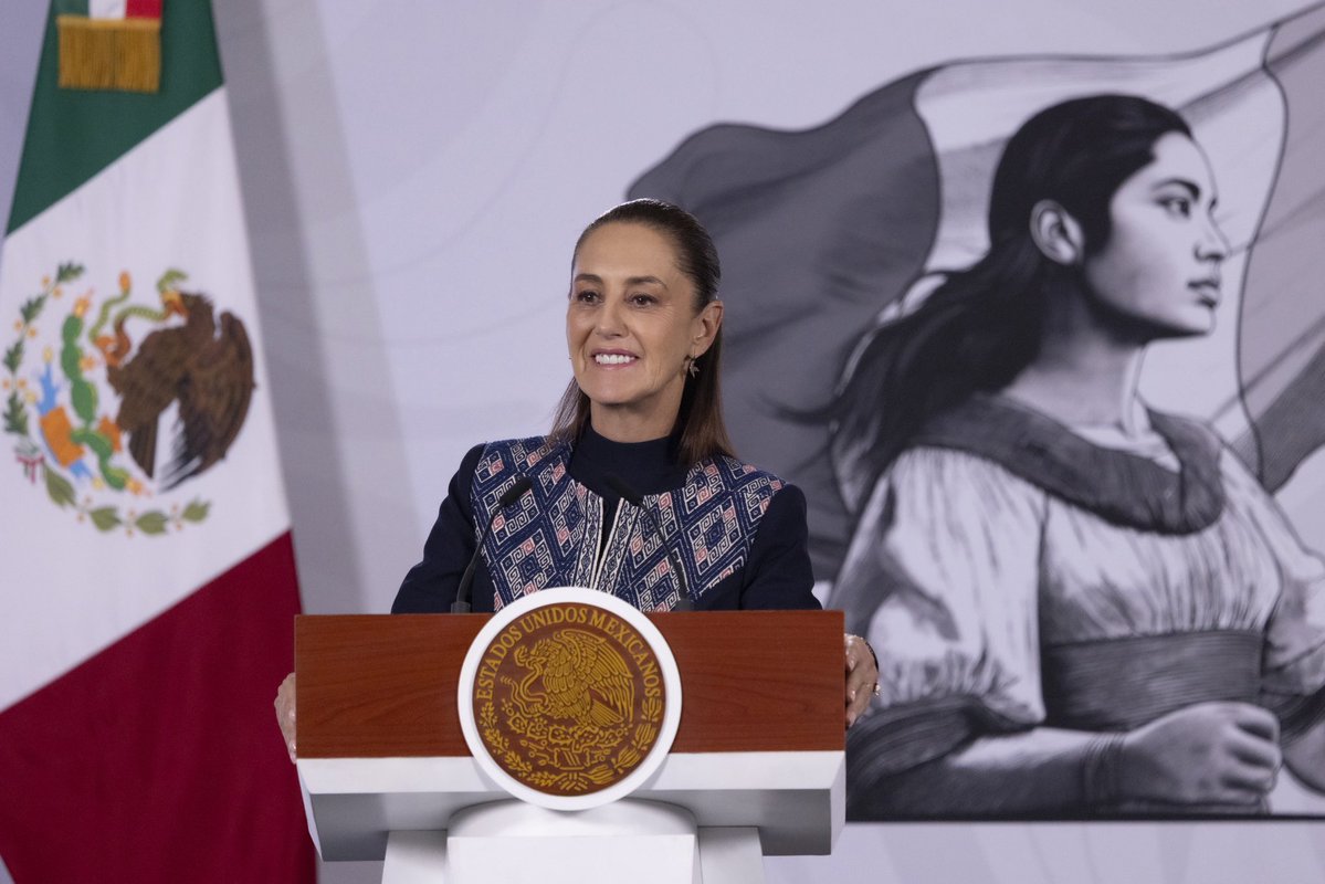 raulmoronO's tweet photo. El Gobierno de México avanza con paso firme hacia una administración pública moderna, ágil y transparente. Gracias a la simplificación y digitalización de trámites, estamos eliminando la corrupción, reduciendo tiempos y haciendo que el gobierno esté al alcance de un clic. Los resultados hablan por sí solos:

 📉 Trámites más sencillos: De los más de 5,594 trámites federales, ¡ya se han simplificado 3,497!

 📄 Menos papeleo: Los requisitos disminuyeron notablemente, pasando de un promedio de 6 a solo 2.

 🔑 Tu acceso digital: Con Llave MX, ahora puedes realizar tus gestiones de manera remota, segura y desde cualquier lugar.

 👥 Un portal para todos: El sitio web del gobierno recibe cerca de 2 millones de visitas semanales y ya ha sido utilizado por más de 56 millones de personas.

Construimos un gobierno eficiente, moderno y verdaderamente orientado al servicio del pueblo.
