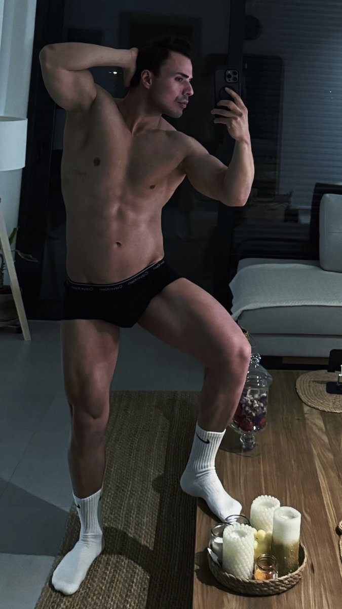 premiumstudd's tweet photo. Τι σου αρέσει πιο πολύ να 👅γλείφεις σε μένα ; https://t.co/jIat6L4qzt