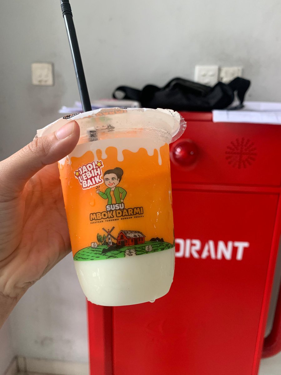 dissdoang's tweet photo. Aku suka banget kalau beli susu mbok darmi yang less sugar #JadiLebihBaik https://t.co/BHjEDi6ZD0