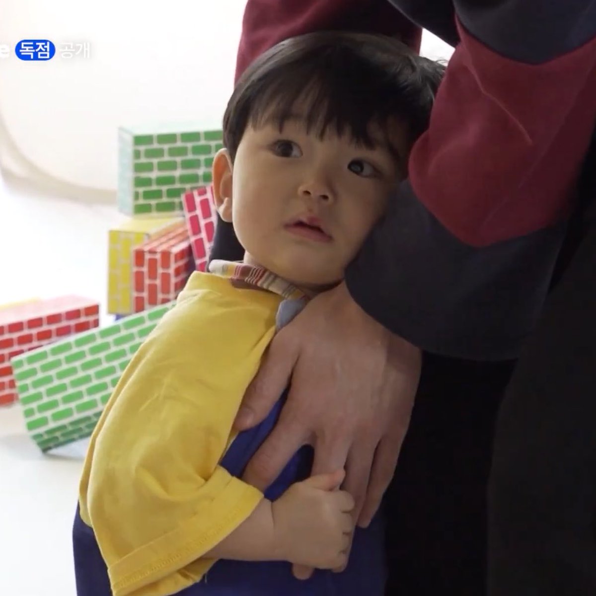 twelve05cm's tweet photo. baby yoojun who was feeling scared meeting new unfamiliar uncles holding onto soobin's finger like his life depended on it 😭 soobin as his #1 source of comfort, his safe space 😭😭😭😭 https://t.co/6wehbeiQ7J