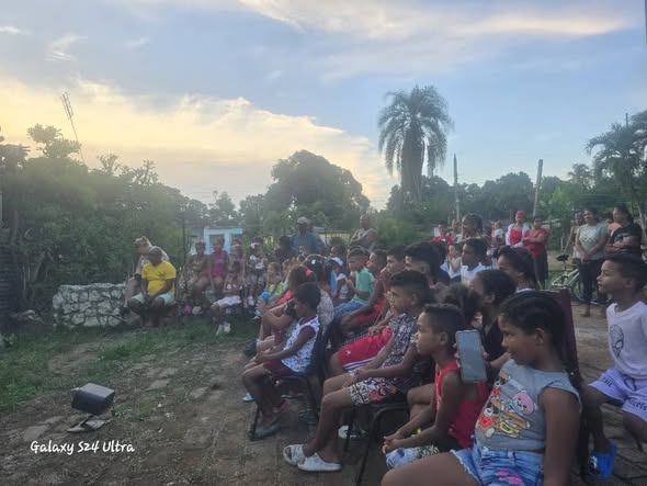 BarceloOrt92635's tweet photo. En la comunidad de El Dátil, en #Bayamo con una luz distinta; es el Cine Móvil del Centro Provincial del Cine que llegó hasta el barrio y lo llenó de risas. 
¡Gracias infinitas a quienes insisten en llevar cultura donde más se necesita! 
#CubaEsCultura
#ProvinciaGranma https://t.co/75ToNgukYV