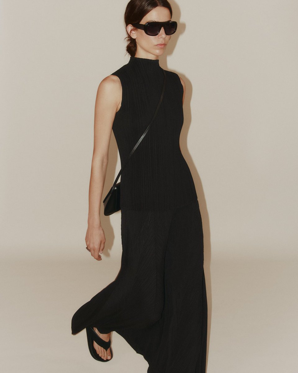 AD_Oficial's tweet photo. Un vestido que trasciende el tiempo.​

A dress that transcends time.​

#AdolfoDominguez https://t.co/J1OkhQD4op