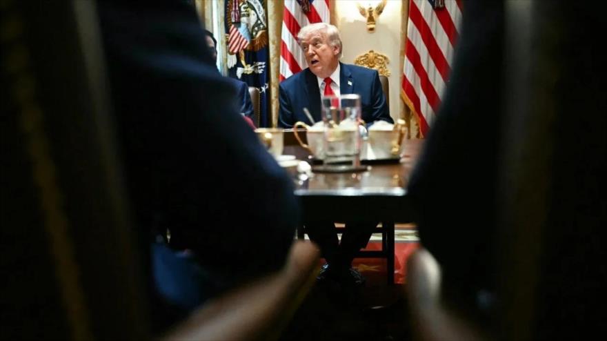 consultorasud's tweet photo. CONGRESISTAS YANKEES SE DAN CUENTA DE QUE PERDIERON LA GUERRA 
Los congresistas estadounidenses han censurado la firma de un acuerdo con Irán, argumentando que Trump ha cedido ante Irán tras una guerra costosa. "Nos hemos rendido ante Irán" afirman. https://t.co/EFebfMs0D1