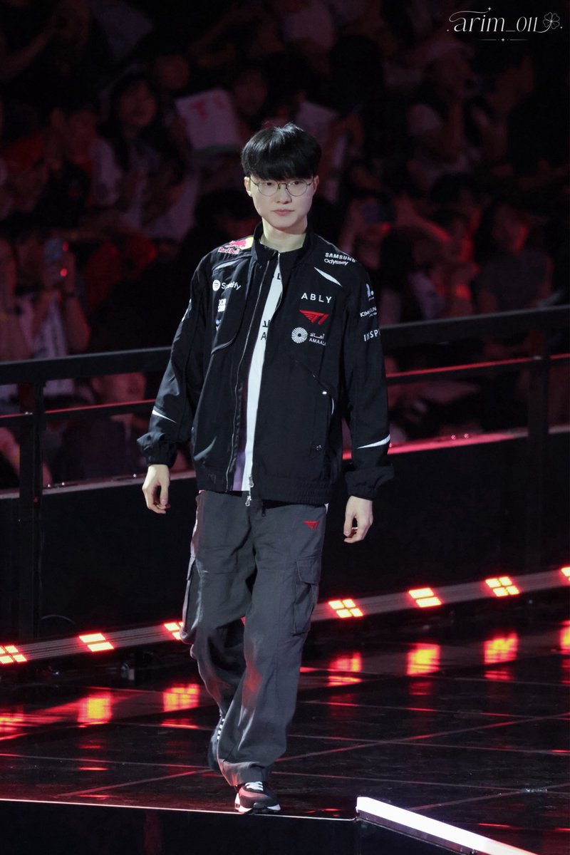 arim_011's tweet photo. 26.06.14 RTM

Our captain!❤️

#Faker #페이커 https://t.co/wAGmbP2Bkd