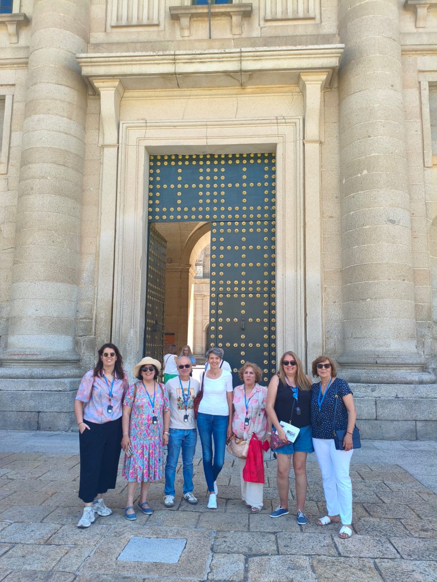 MONTECASTILLOBP's tweet photo. Fuimos a San Lorenzo de El Escorial con clubes de clubes de lectura de Chinchilla, Pozo Cañada e Higueruela para realizar ruta literaria con Ángel y la propia autora., Teresa Cardona. Descubrimos los secretos e historia de este histórico lugar.  Saludos https://t.co/30FHyFNzvk
