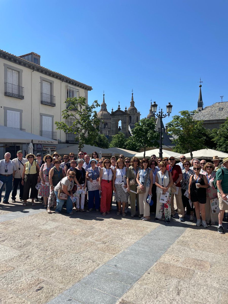 MONTECASTILLOBP's tweet photo. Fuimos a San Lorenzo de El Escorial con clubes de clubes de lectura de Chinchilla, Pozo Cañada e Higueruela para realizar ruta literaria con Ángel y la propia autora., Teresa Cardona. Descubrimos los secretos e historia de este histórico lugar.  Saludos https://t.co/30FHyFNzvk