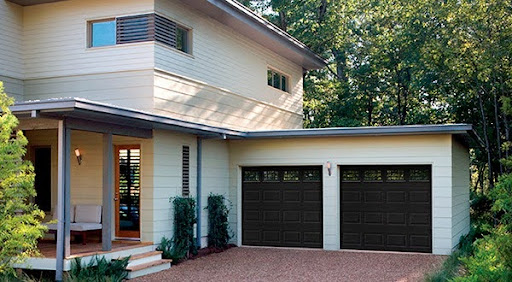 RennerSupplySpg's tweet photo. Classic short panel garage doors in black create a striking contrast for modern homes. Elegant Stockford windows across the top section invite natural light while preserving security and style. Our team helps you choose the perfect combination.
#RennerGarageDoor #SpringfieldMO https://t.co/0VSJ3Mz90a