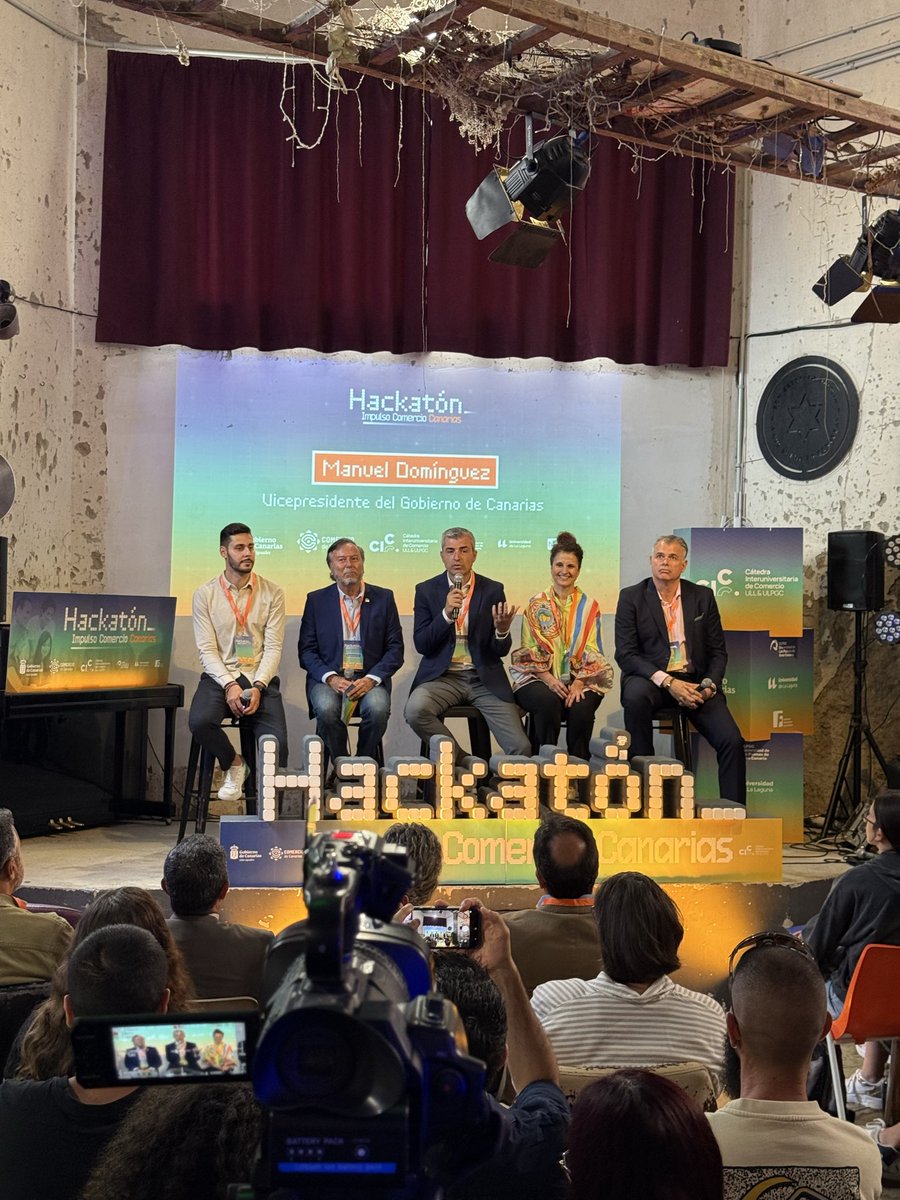 formache_'s tweet photo. Hoy participamos como ponentes y mentores en el Hackatón Impulso Comercio Canarias, en Talleres Palermo.

Una jornada para convertir ideas en soluciones reales frente a dos retos clave: relevo generacional y digitalización del comercio local.

#Innovación #ComercioLocal #Canarias https://t.co/NhdpsSfkUu