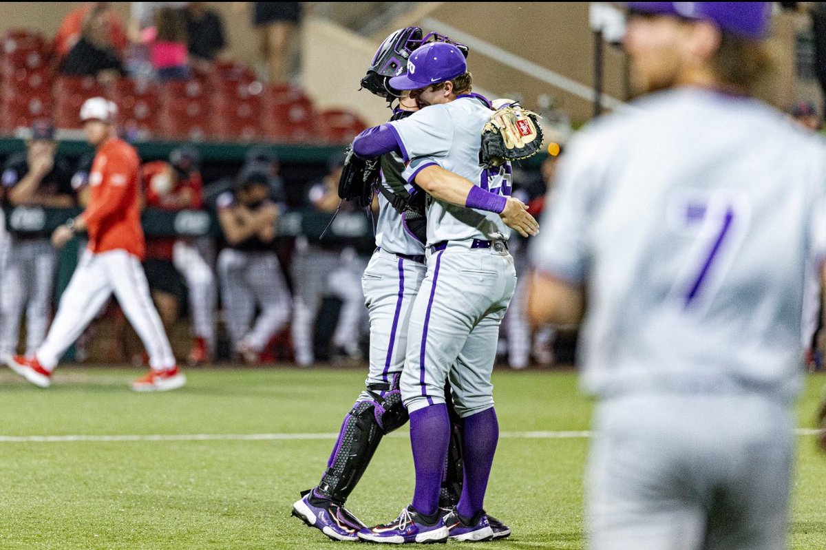 txtraeger's tweet photo. Seeing the two brothers together on the field last night at the CWS got me all up in my feels and took me back to Jax pitching w/ Nolan catching last season. Yep, I might have teared up just a bit. 😁👍
@JaxTraeger 
@nolan_traeger https://t.co/nLyIx7Vyit