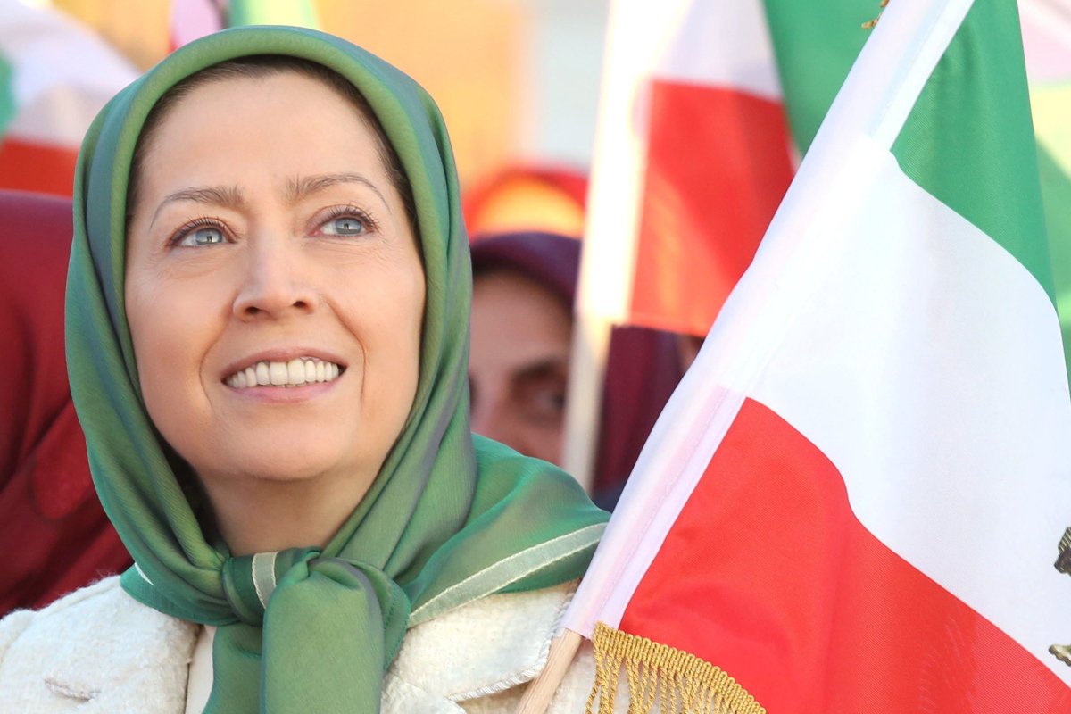 PMOIRAN's tweet photo. 🟥خانم #مريم_رجوى 

ما چشم‌اندازی در پیش داریم که با سرنگونی فاشیسم مذهبی توسط مردم و مقاومت سازمان‌یافته، ایران به کانون صلح و آرامش در منطقه تبدیل می‌شود. همان چشم‌اندازی که دیکتاتوری شاه و شیخ را رد می‌کند.

فروردین۱۴۰۵ https://t.co/2zUP9PNz3r