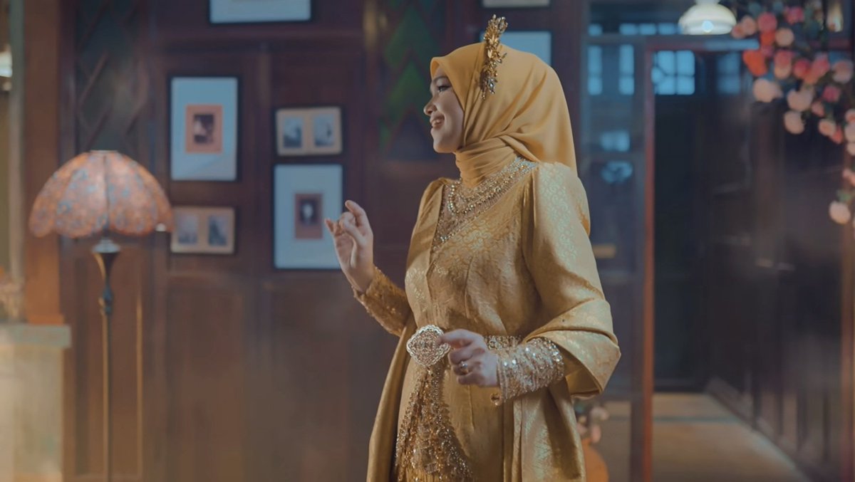 feekfifofum's tweet photo. A lazy guide to Siti Nurhaliza MV lately:

1. Berlatarkan element kampung
2. Siti diri tengah/beauty shot
3. Siti joget2 manja
4. Tangan pusing-pusing
5. Penari budget 6-8 org
6. Tukar2 baju but sepesen

WDYM these are from 4 different MV stills but they all look the same? https://t.co/N2b6B5FiUK