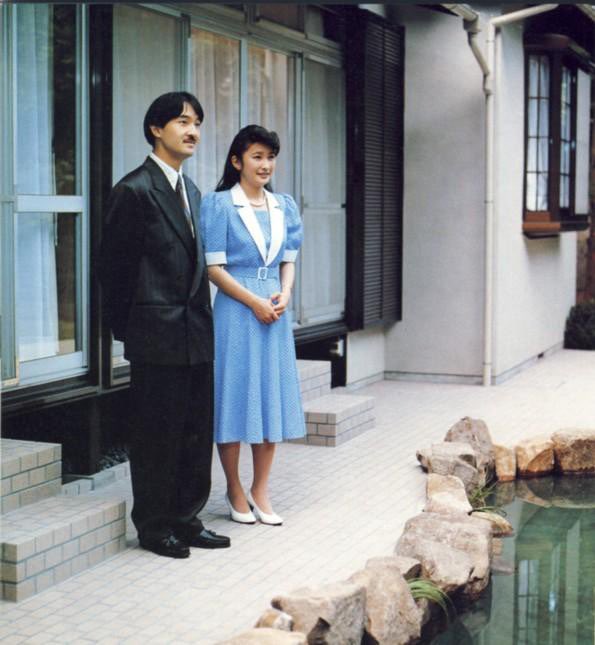 sr31srfuuka0915's tweet photo. 雅子さまは溺愛長男の妃として、上皇后から激甘待遇を受けてきた。一方で秋篠宮家は古くて狭い住宅をあてがわれ、心身共に健康なのに10年以上も産児制限を受け、本来なら皇嗣家が入る東宮御所も奪われた。元秩父宮邸の建築美を残して、必要な広さや設備を確保する増改築は何故か猛烈な批判を浴びた。 https://t.co/60hkqZAQIA