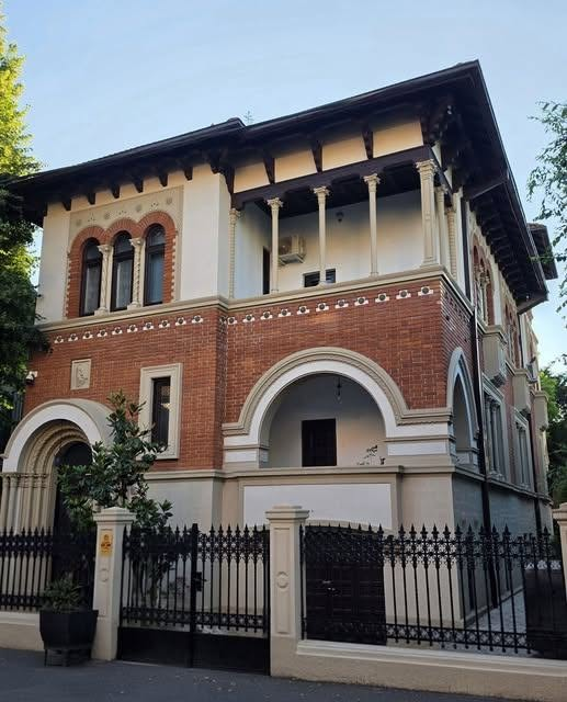 adrian_RLD's tweet photo. Casă construită în 1934 după planurile arhitecților Alexandru Iliescu și Achile Ghiaciu.

Ghiaciu s-a născut  în 1892 pe teritoriul Macedoniei de astăzi. 

Surprinzător de mulți arhitecți din perioada interbelică erau aromâni: Constantin Iotzu, Arghir Culina, Gheorghe Simotta etc https://t.co/X58uhhtNI8