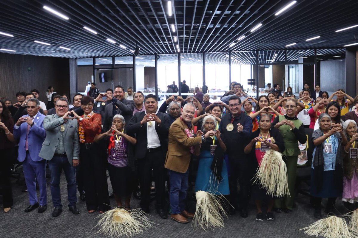 SoyPavelGaspar's tweet photo. La riqueza y el talento de la Mixteca poblana se hicieron presentes en el Congreso del Estado con la Feria Artesanal de la Mixteca Poblana, un espacio para reconocer y promover el trabajo de nuestras artesanas y artesanos, quienes preservan con orgullo nuestras tradiciones. https://t.co/Jf2iBxok0b