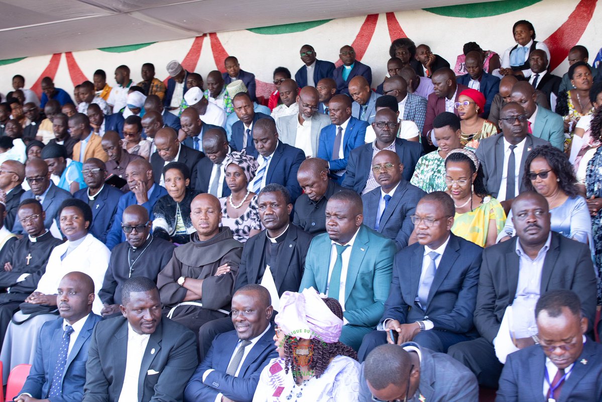 Burundi_senat's tweet photo. #Burundi: En compagnie de ses deux Vice-présidents, des  sénateurs et de certains cadres du @Burundi_senat, le Président de cette Institution, Très Honorable Gervais NDIRAKOBUCA, s’est joint, jeudi le 18 juin 2026, aux autres hautes autorités du pays dans les cérémonies d’ouverture de la prière d’actions de grâce de trois jours, au Stade "Umuco", en @MuyingaCommune, de la @BuhumuzaProvinc, pour célébrer le 6ème anniversaire de l'accession au pouvoir du Président de la République, S.E @GeneralNeva.