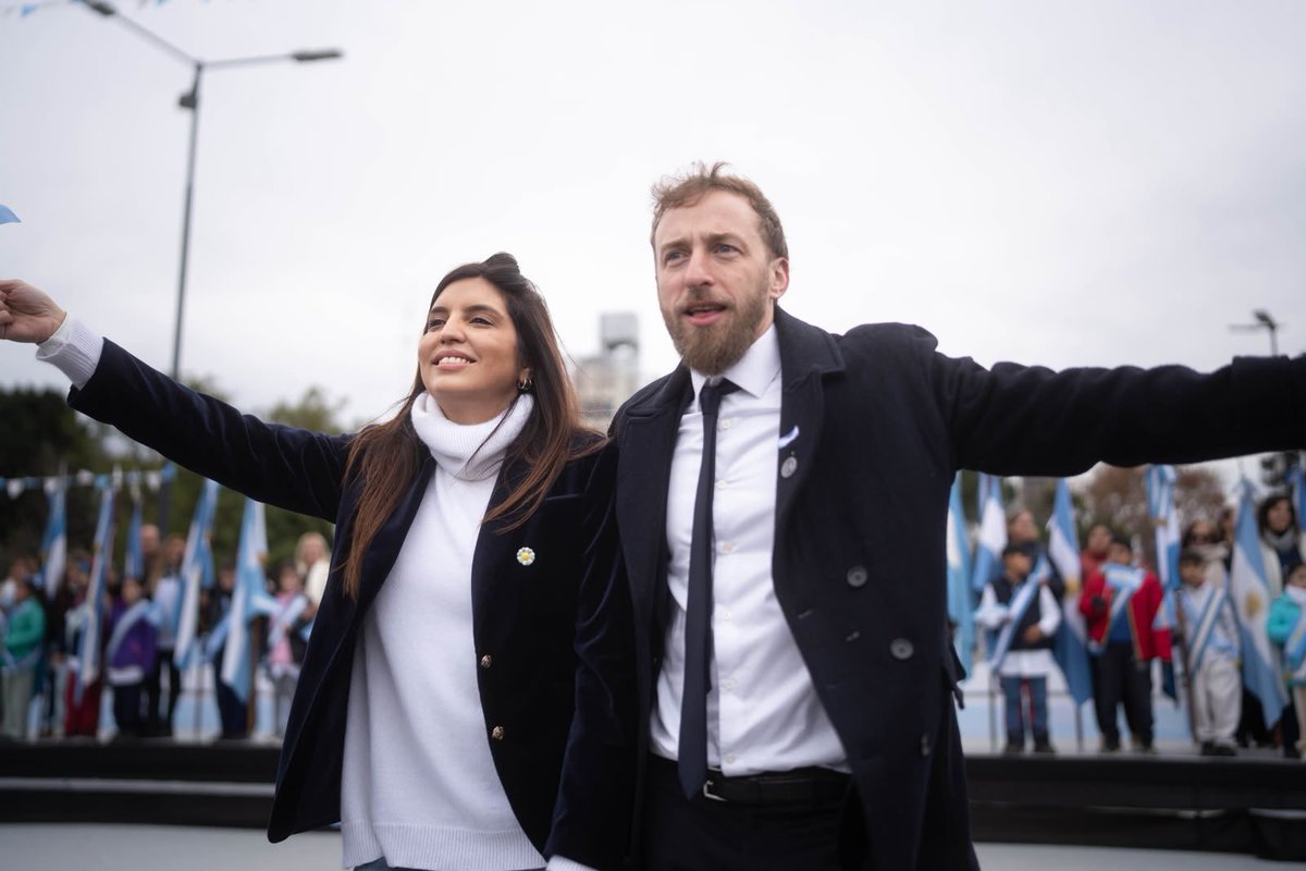 danyvilar's tweet photo. Si, prometo 🇦🇷

+2500 estudiantes de Lomas sellaron hoy su compromiso con la bandera más linda de todas. Que honor y emoción tan grande ser testigos, con Fede, Sol y Aldi, de este acto de amor por nuestros colores, por los nuestros, por nuestra patria❤️ https://t.co/7RzBPtJknY